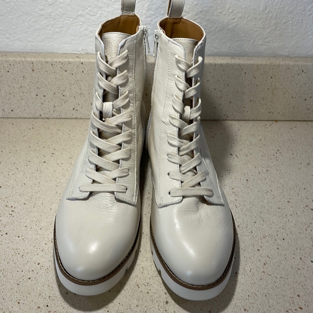 Vionic Lani Women’s Boot Size 9. Cream colored tumbled leather.